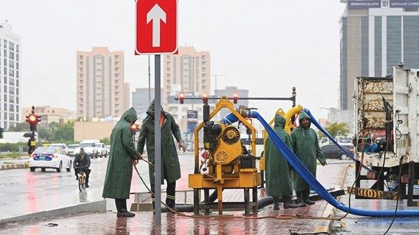 «خدمات رأس الخيمة» تتعامل مع تجمعات الأمطار بحرفية