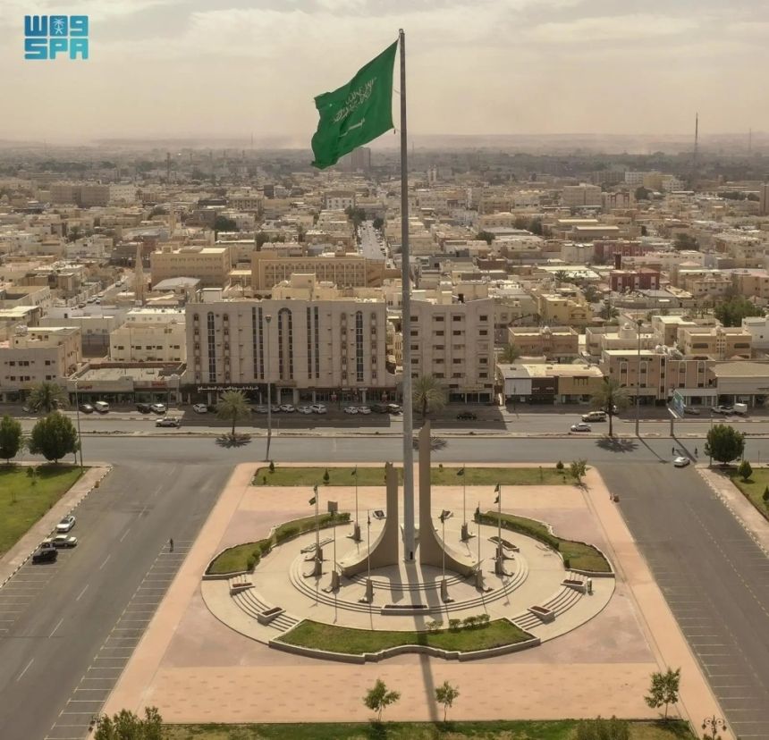 ميدان التوحيد بتبوك.. راية المملكة ترفرف في سماء المجد