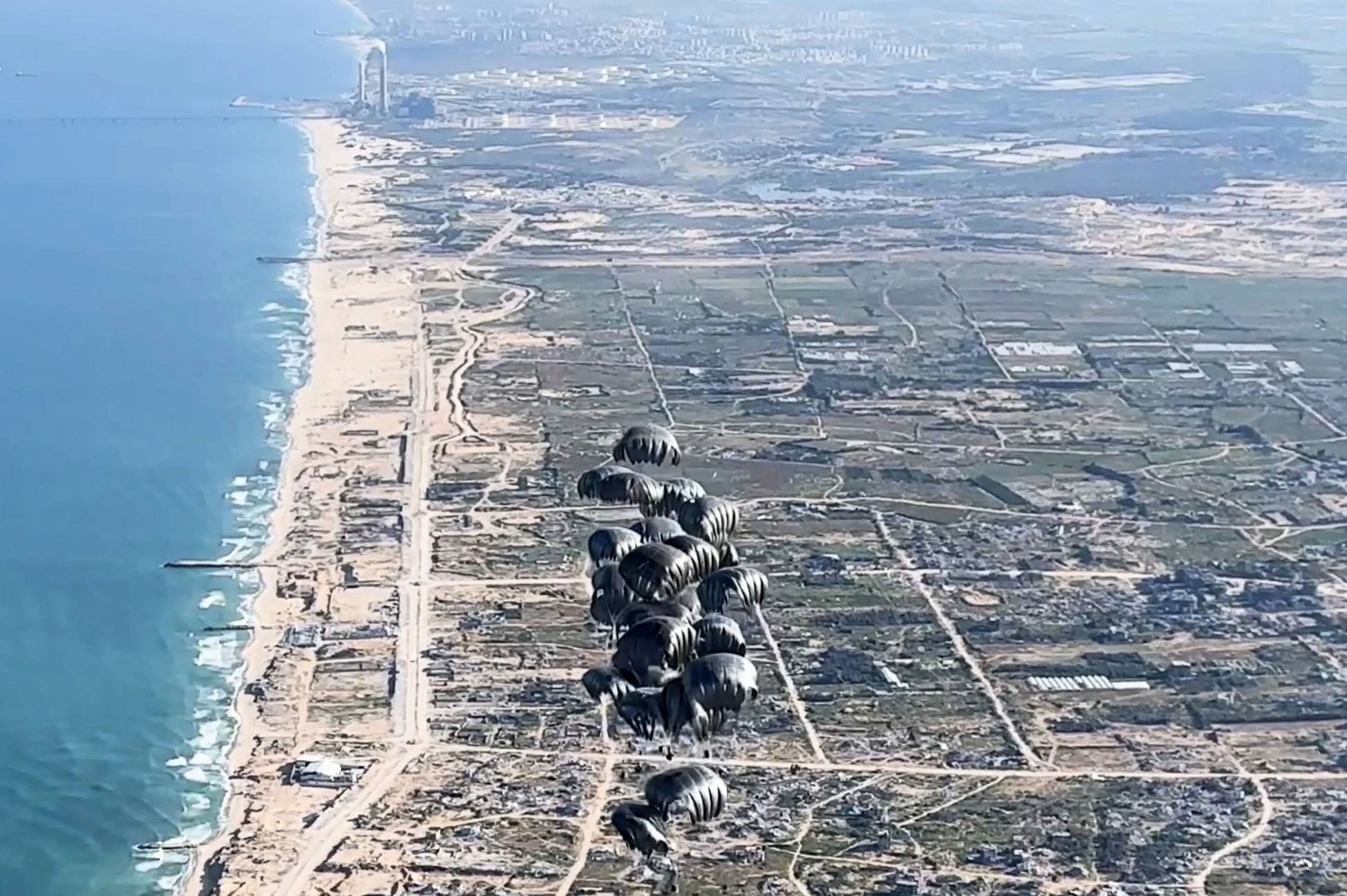 الامارات | الإمارات ومصر تنفذان الإسقاط الجوي الثامن للمساعدات الإنسانية شمال قطاع غزة