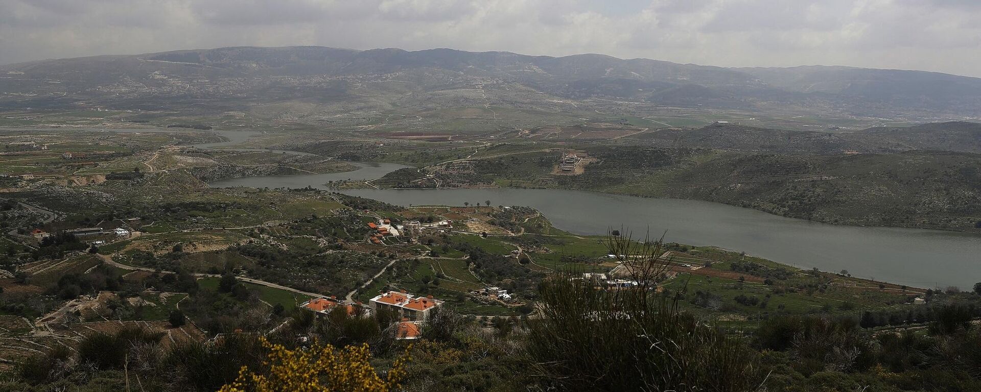 إعلام إسرائيلي: 70 صاروخا من لبنان على الجولان والجيش يرد بقصف مجمعين لـ"حزب الله"