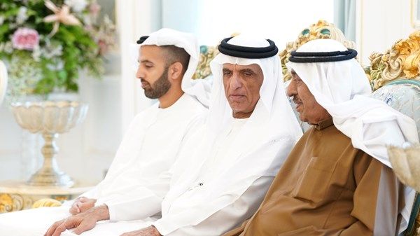 سعود بن صقر يقدم واجب العزاء في وفاة الشيخ صقر بن راشد القاسمي