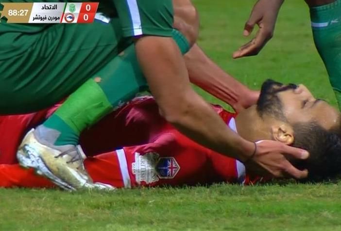 الامارات | سقوط مروع للاعب مصري أثناء المباراة.. عضلة القلب توقفت ساعة ونصف (فيديو)