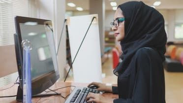 الخليج اليوم .. "%7 تفوق النساء على الرجال بالوظائف الحكومية".. مركز سعودي يكشف