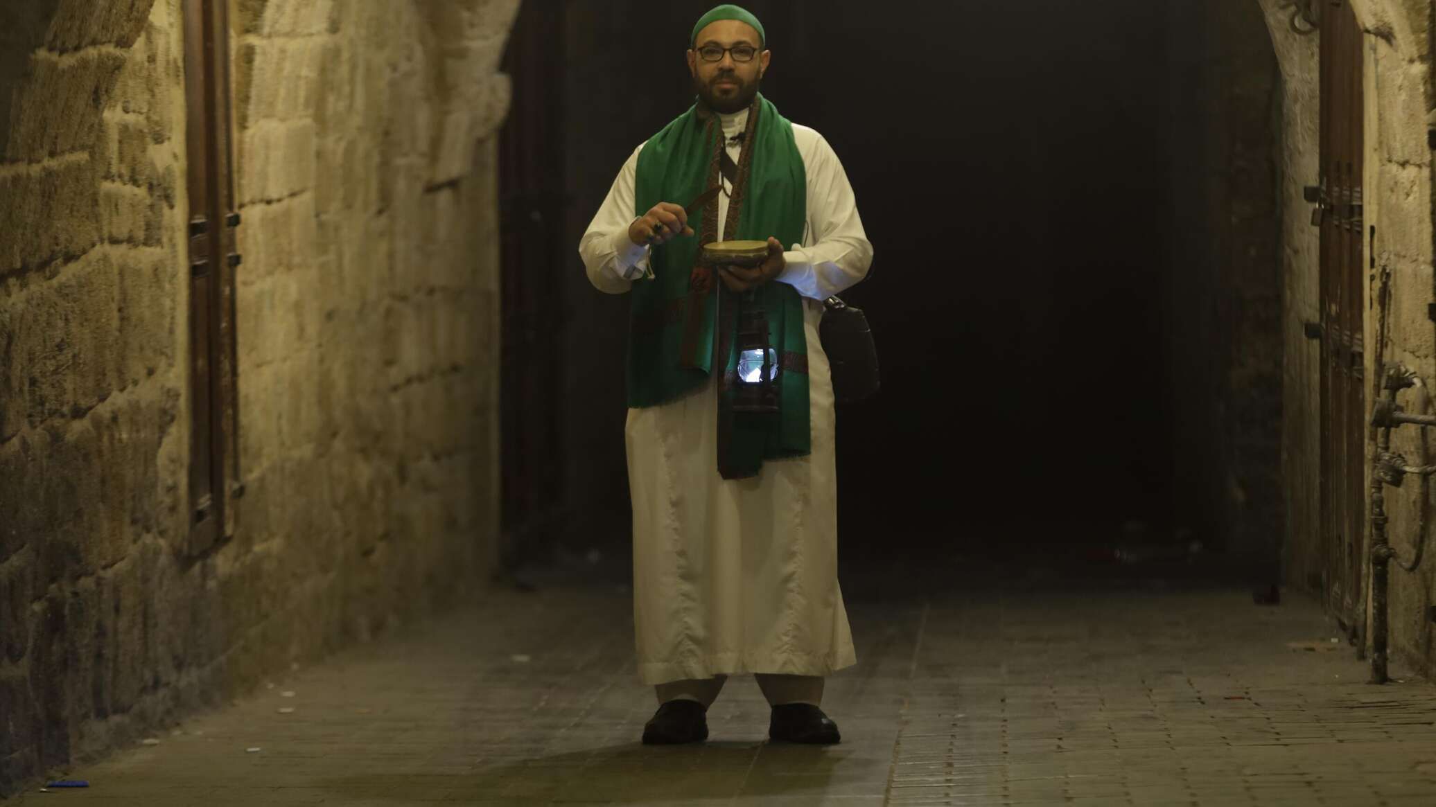 "المسحراتي" مهمة عريقة وتراثية في شهر رمضان...فيديو وصور