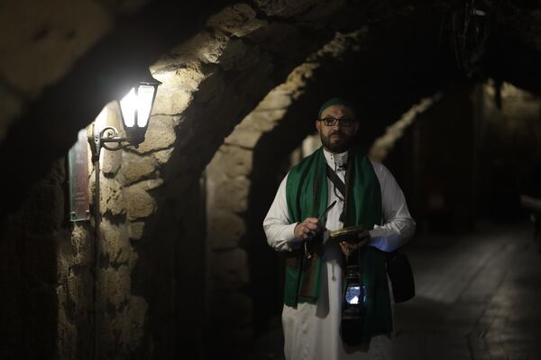 "المسحراتي" مهمة عريقة وتراثية في شهر رمضان...فيديو وصور