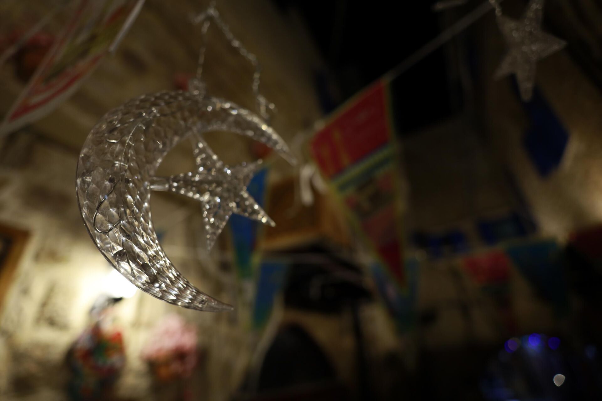 "المسحراتي" مهمة عريقة وتراثية في شهر رمضان...فيديو وصور