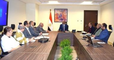 نائب وزير الإسكان يجتمع بقيادات أحد المصانع الخاصة المحلية المتخصصة بتصنيع الطلمبات