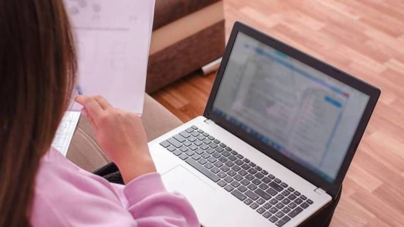 الامارات | مدارس تحوّل الدراسة "عن بُعد" بسبب تجمعات مياه الأمطار في الشارقة