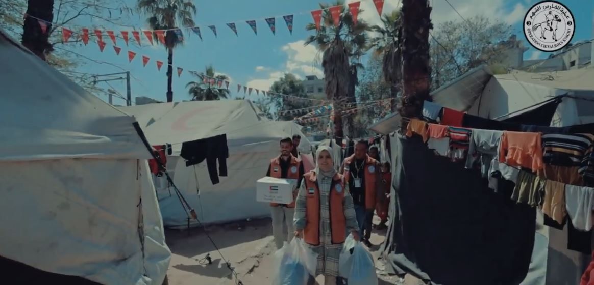 الخليج اليوم .. الفارس الشهم3 يوزع طروداً غذائية على النازحين في مراكز الإيواء بقطاع غزة