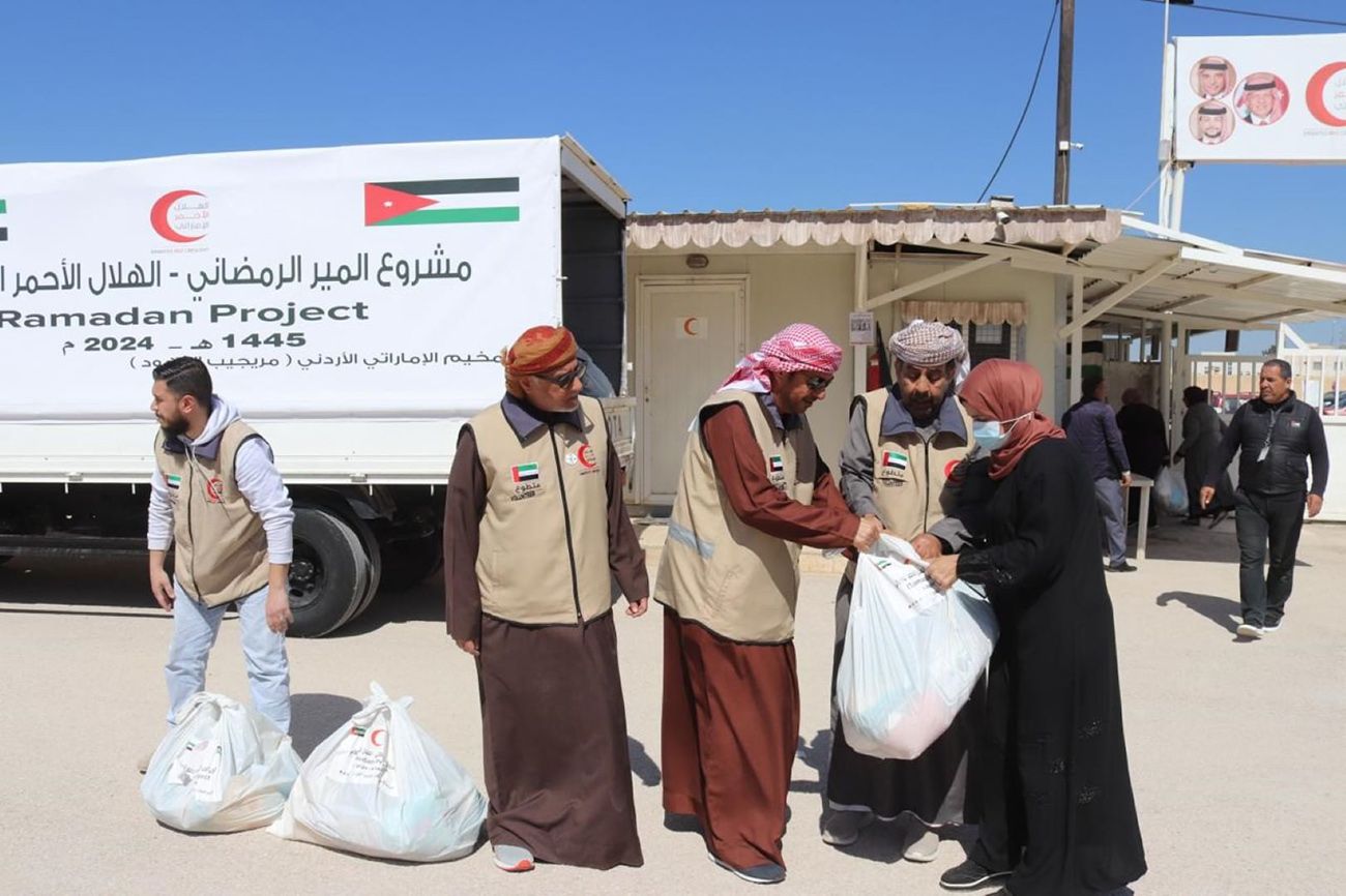 الخليج اليوم .. الهلال الأحمر الإماراتي يواصل توزيع المير الرمضاني على الأسر المتعففة في الأردن