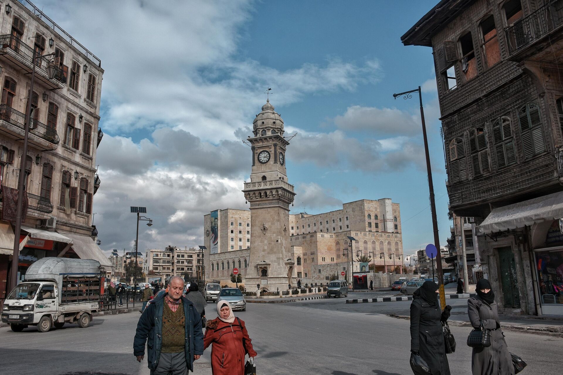 الحلبيون يتمسكون بإحياء طقوس رمضان ما استطاعوا إليها سبيلا...صور وفيديو