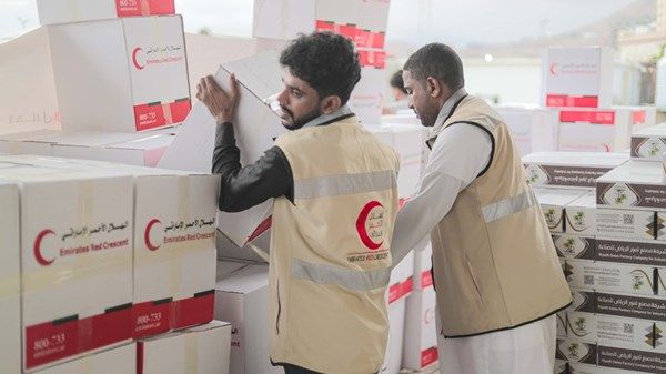 "الهلال" يدشن مشروع توزيع المير الرمضاني بالمكلا في حضرموت