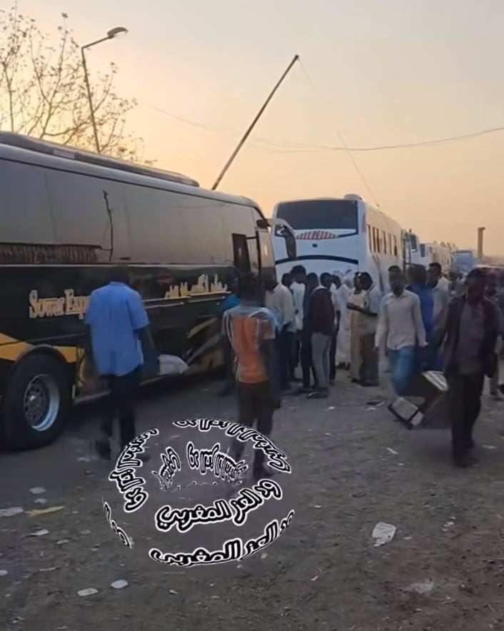 شاهد بالصورة والفيديو.. بعد تحرير الجيش لأمدرمان.. العشرات من البصات السفرية تغادر مدينة القضارف محملة بالمواطنين في طريقها لأمدر ومتابعون: (العيد في العاصمة بإذن الله)