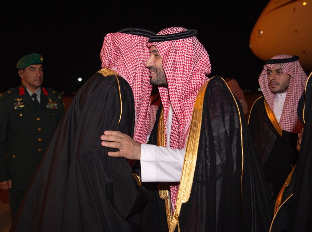 ولي العهد يصل المدينة المنورة وأمير المنطقة ونائبه في مقدمة المستقبلين
