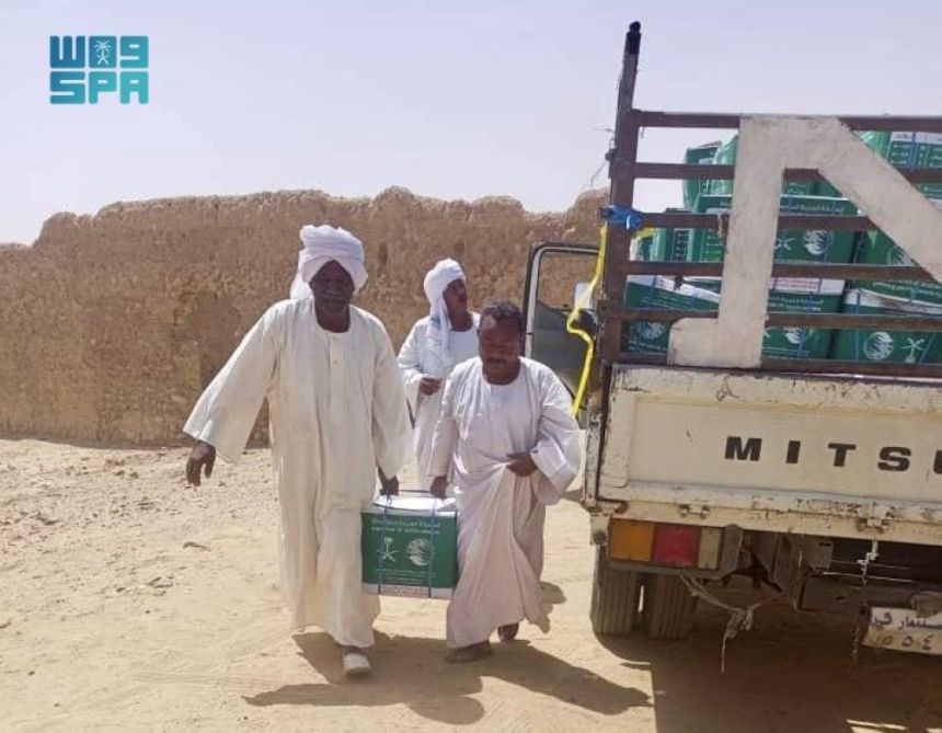 دعم الأمن الغذائي.. مركز الملك سلمان يوزع 1650 سلة غذائية في السودان