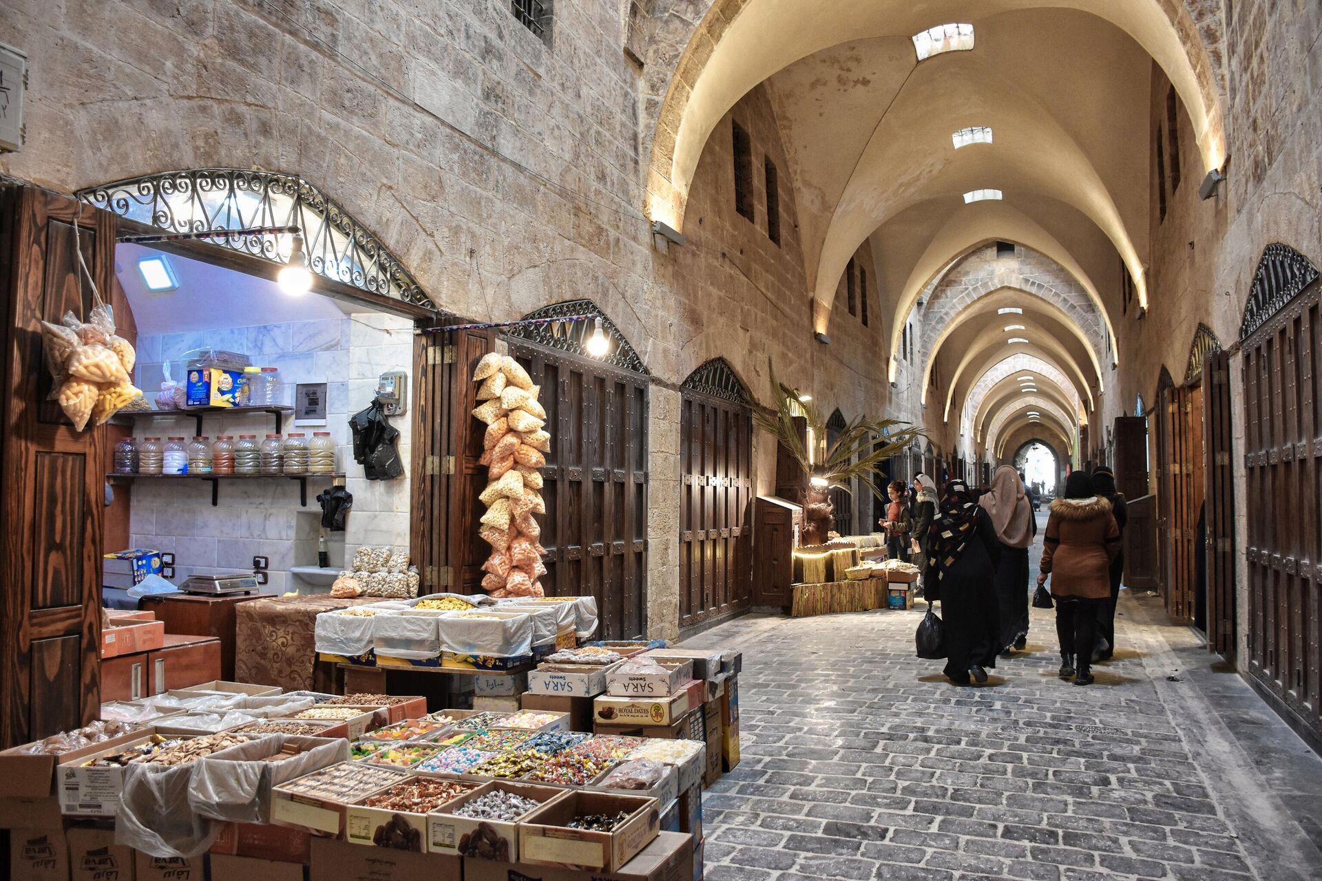 الحلبيون يتمسكون بإحياء طقوس رمضان ما استطاعوا إليها سبيلا...صور وفيديو