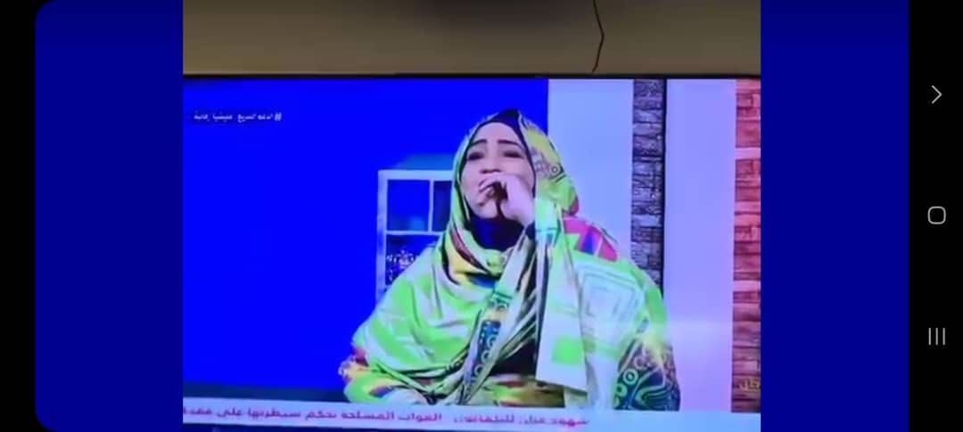 شاهد بالصورة والفيديو.. من داخل الأستوديو وعلى الهواء مباشرة.. مذيعة سودانية تطلق “زغرودة” الفرح بعد سماعها خبر تحرير الجيش للإذاعة والتلفزيون وعدد كبير من أحياء أم درمان