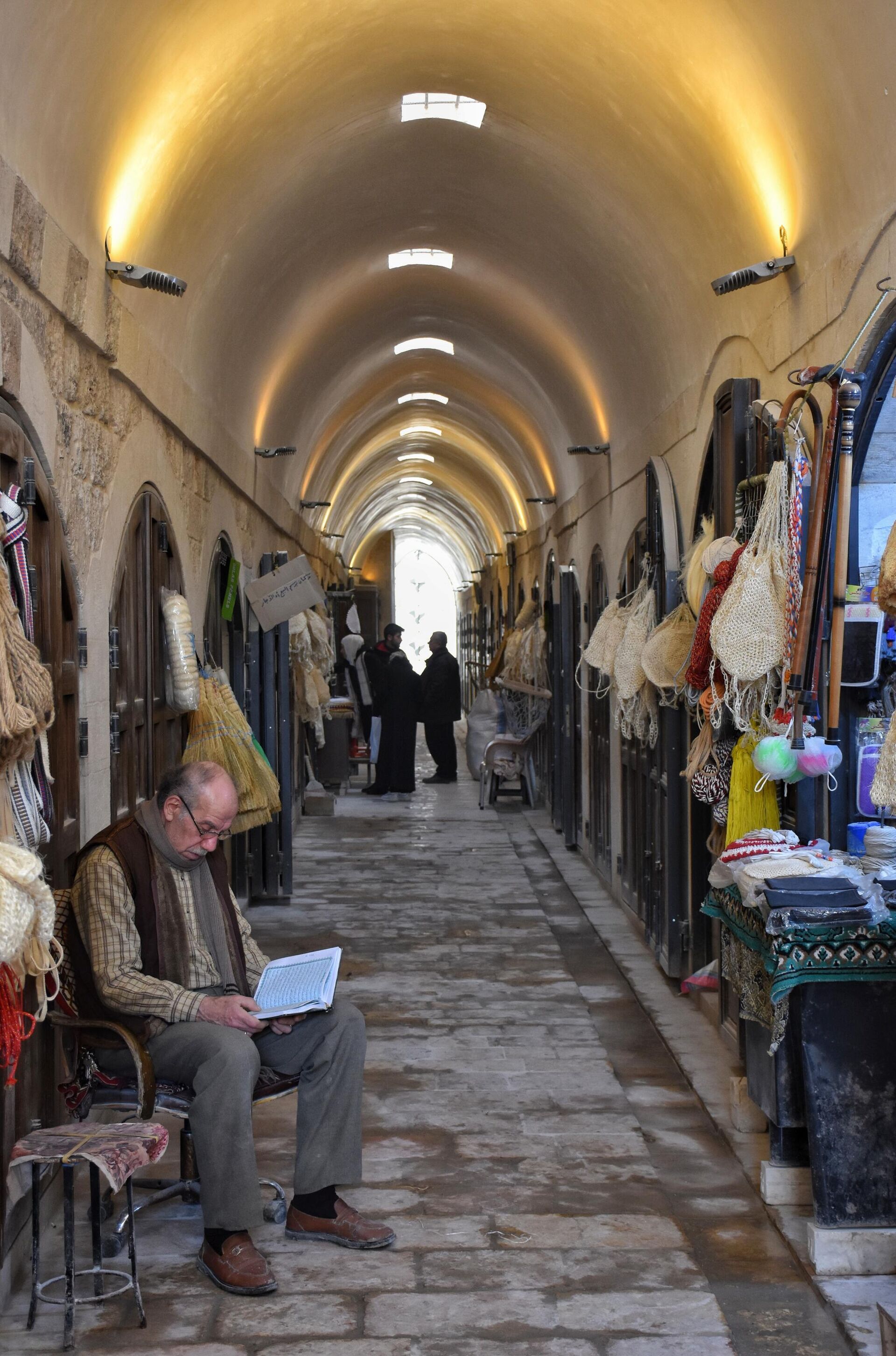 الحلبيون يتمسكون بإحياء طقوس رمضان ما استطاعوا إليها سبيلا...صور وفيديو