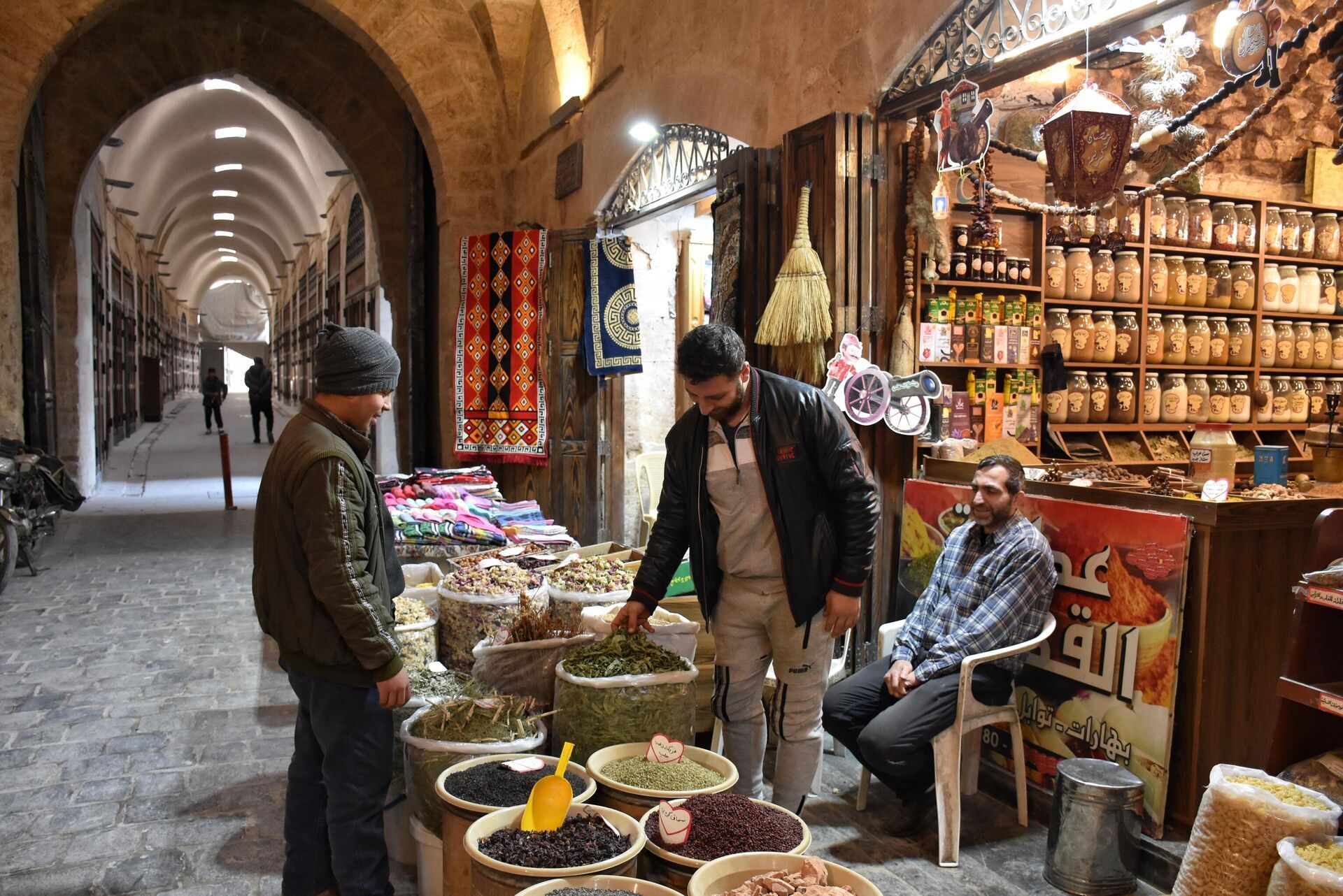 الحلبيون يتمسكون بإحياء طقوس رمضان ما استطاعوا إليها سبيلا...صور وفيديو