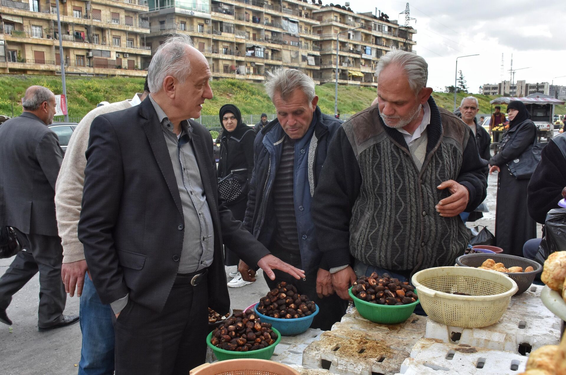 الحلبيون يتمسكون بإحياء طقوس رمضان ما استطاعوا إليها سبيلا...صور وفيديو