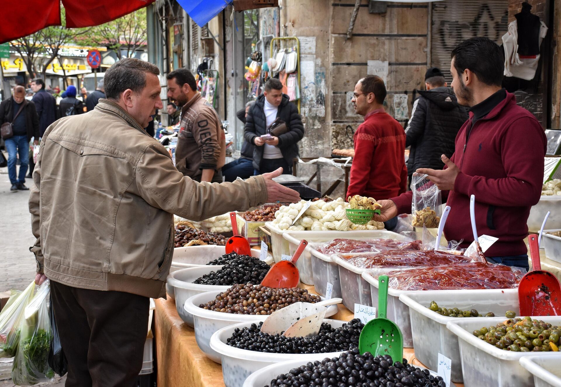 الحلبيون يتمسكون بإحياء طقوس رمضان ما استطاعوا إليها سبيلا...صور وفيديو