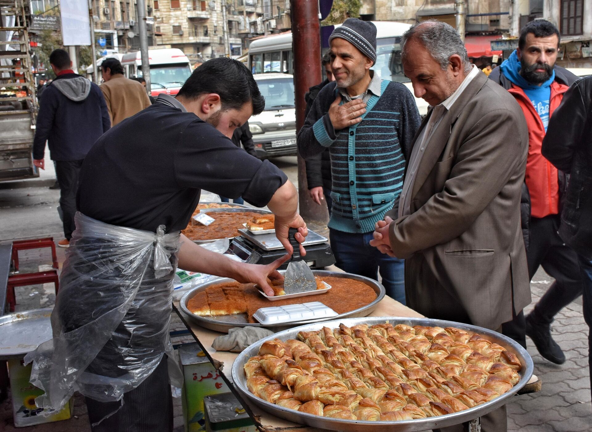 الحلبيون يتمسكون بإحياء طقوس رمضان ما استطاعوا إليها سبيلا...صور وفيديو