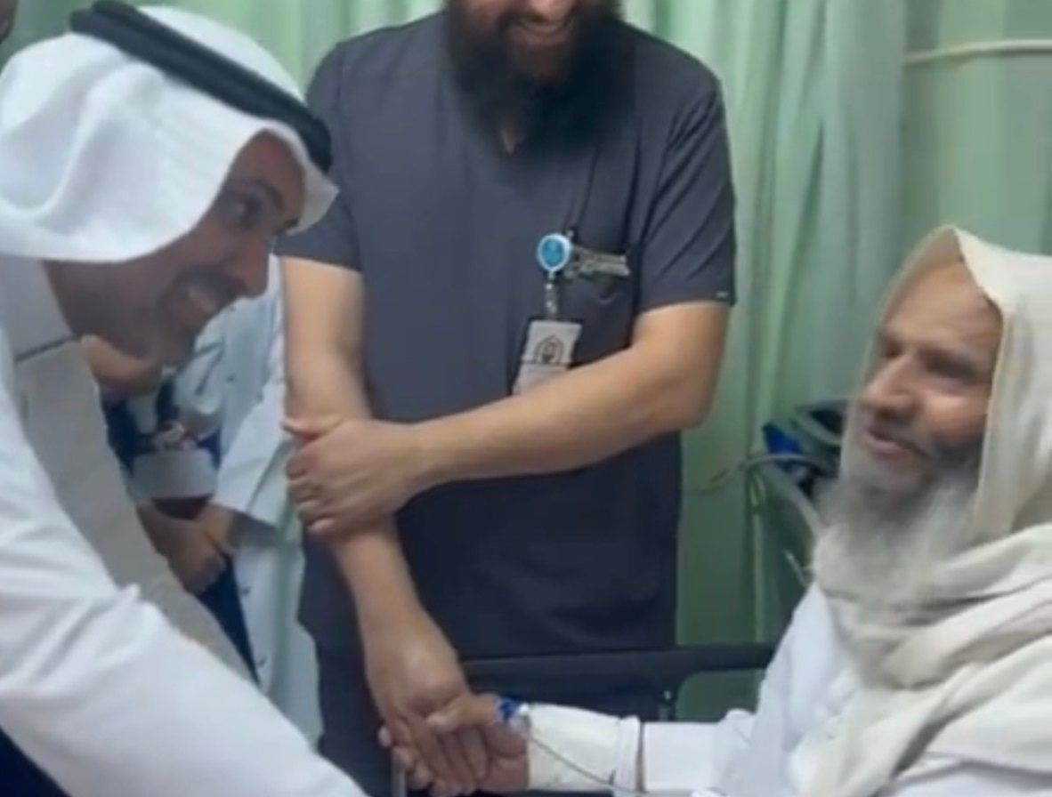 رد فعل عفوي من وزير الصحة على سؤال مسن: “أنتم وش تدورون هنا؟”