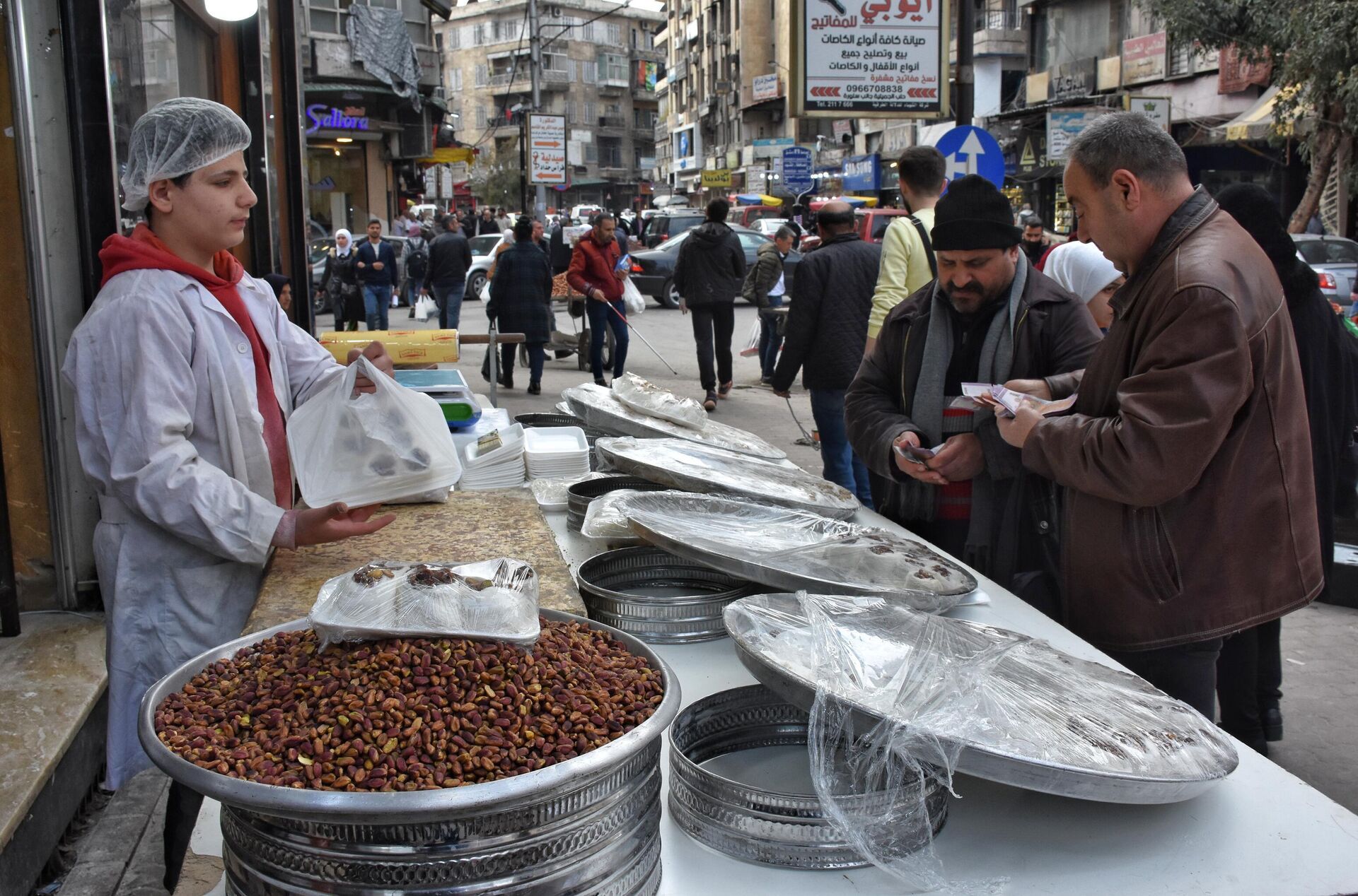 الحلبيون يتمسكون بإحياء طقوس رمضان ما استطاعوا إليها سبيلا...صور وفيديو