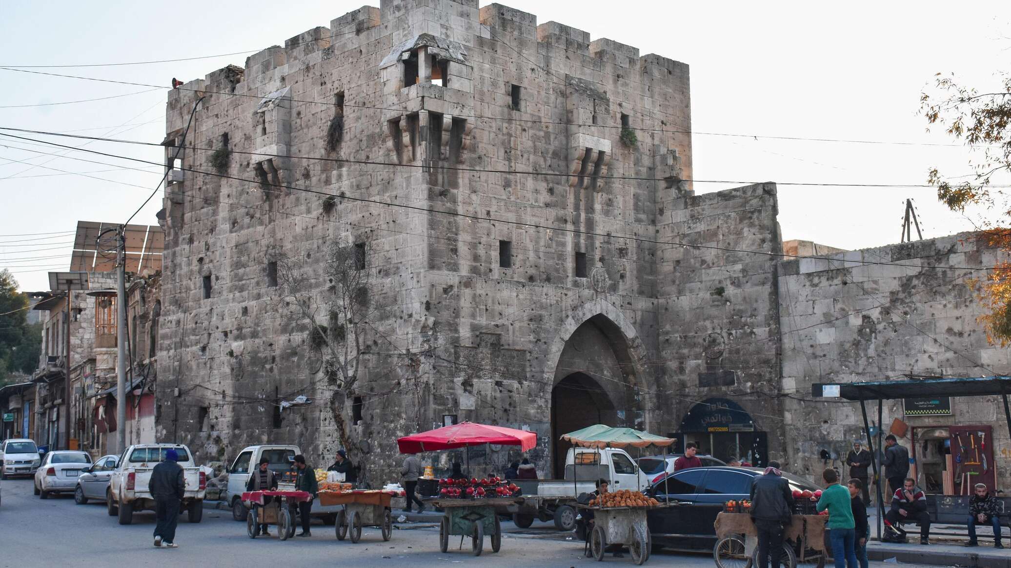 الحلبيون يتمسكون بإحياء طقوس رمضان ما استطاعوا إليها سبيلا...صور وفيديو