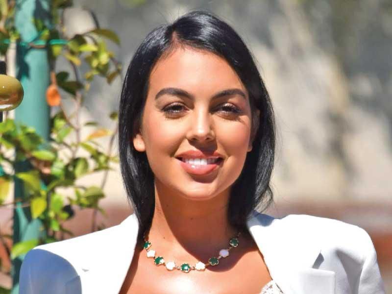 صور.. جورجينا صديقة رونالدو تُشعل المنصات بإطلالتها الرمضانية