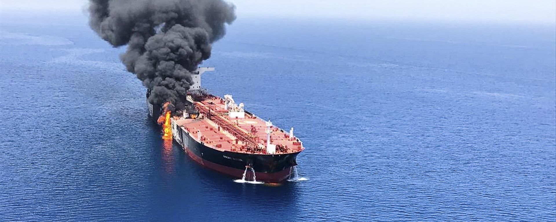 ما أهداف الانتقالي الجنوبي باليمن من الدفع بقطع حربية إلى البحر الأحمر؟