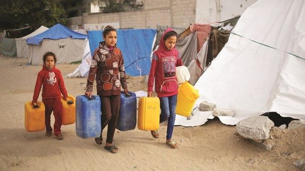 بوريل يندد باستخدام الجوع «سلاحاً للحرب» في غزة