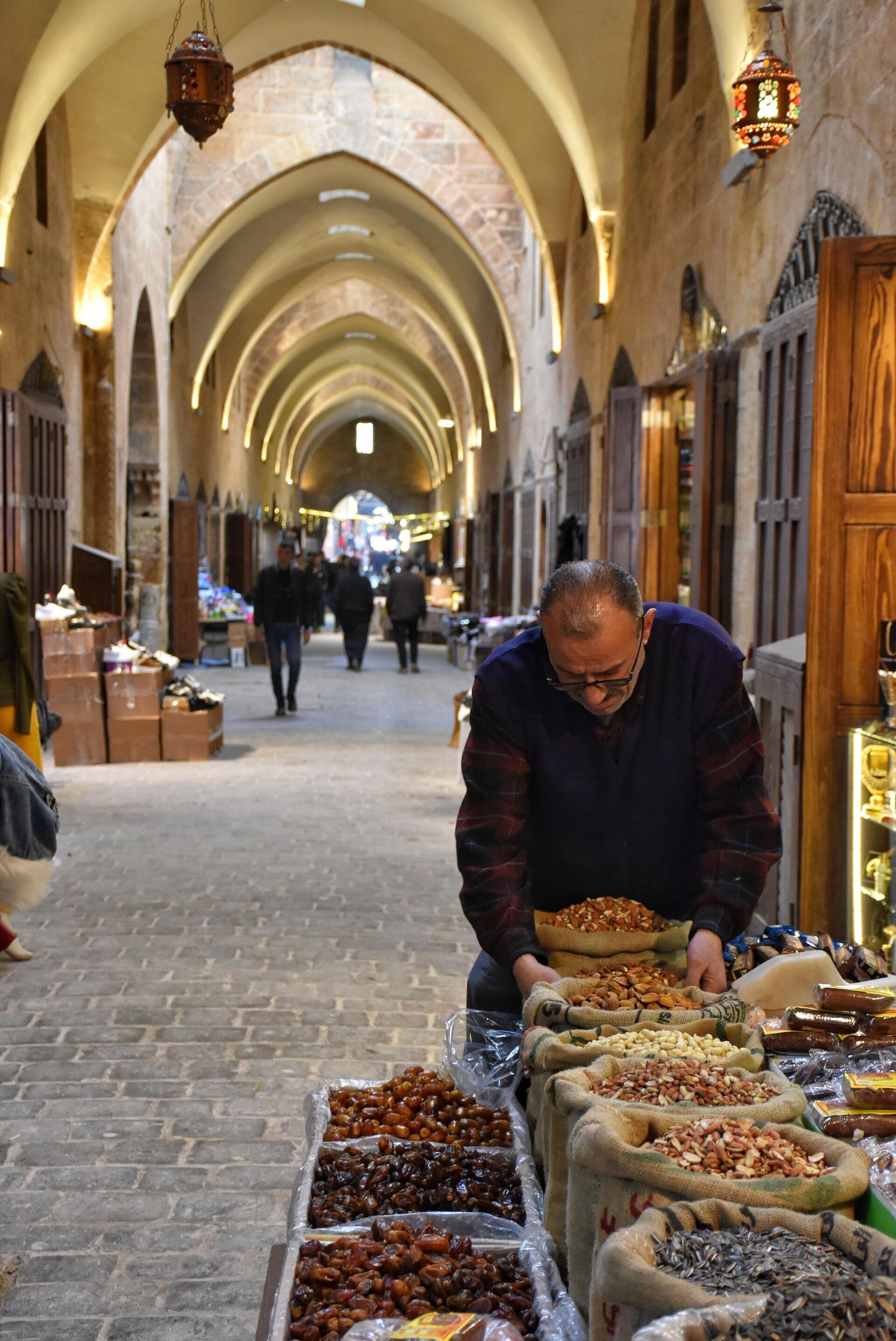 الحلبيون يتمسكون بإحياء طقوس رمضان ما استطاعوا إليها سبيلا...صور وفيديو