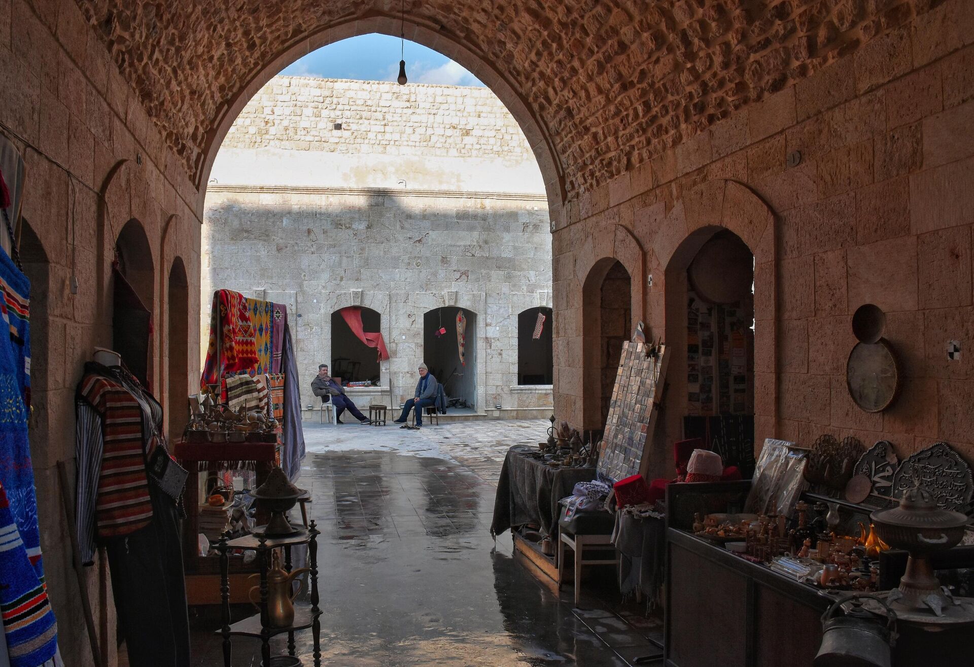 الحلبيون يتمسكون بإحياء طقوس رمضان ما استطاعوا إليها سبيلا...صور وفيديو