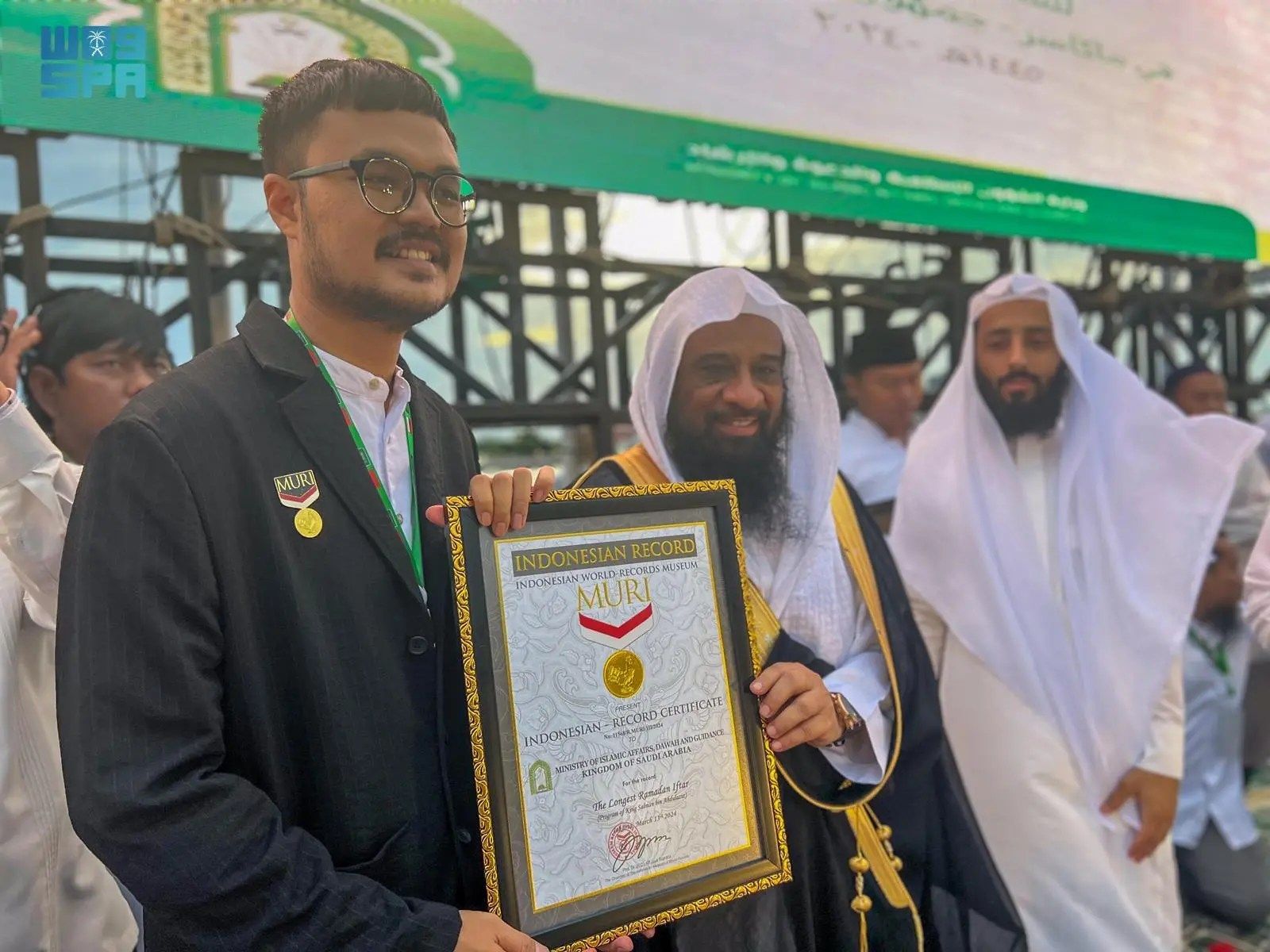 السعودية | “الشؤون الإسلامية” تحصل على شهادة “موري” للأرقام القياسية لإقامة أطول مائدة إفطار في آسيان