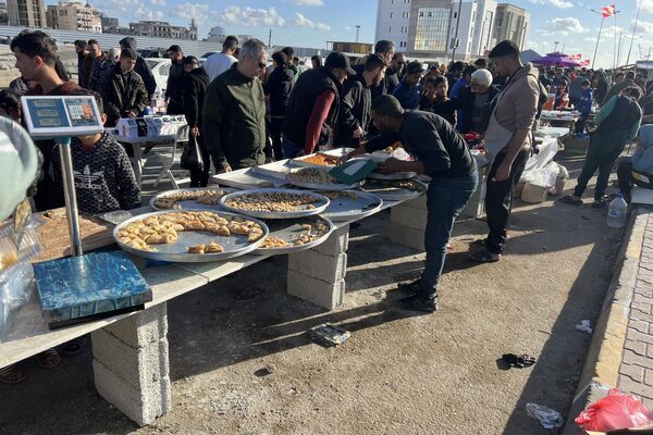 سوق "الحوت" عادة رمضانية ثابتة في مدينة بنغازي الليبية... صور