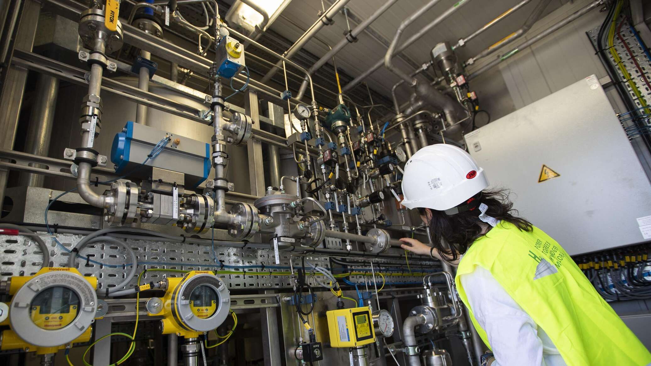 خبراء: إنشاء "البولي سيليكون" بـ"صحار" يعزز استراتيجية سلطنة عمان بشأن الهيدروجين الأخضر