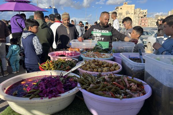 سوق "الحوت" عادة رمضانية ثابتة في مدينة بنغازي الليبية... صور