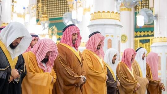 الخليج اليوم .. الأمير محمد بن سلمان يزور المسجد النبوي ومسجد قباء ويؤدي الصلاة بهما وسط تفاعل كبير (فيديوهات+صور)