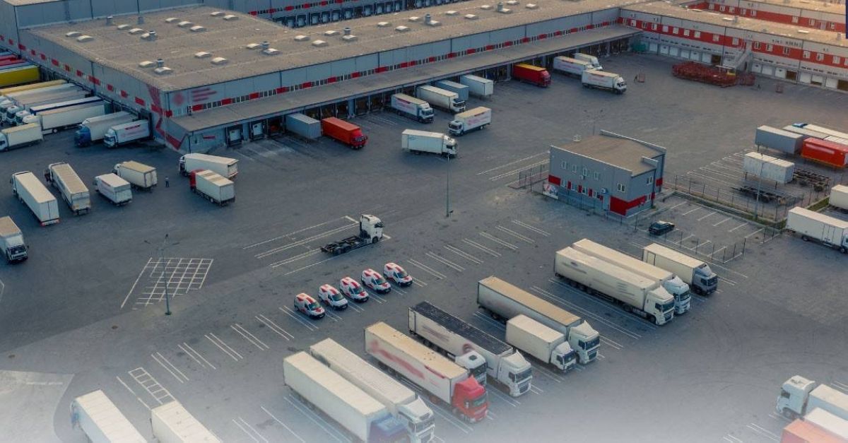 النقل البري للبضائع الأكثر عددا في إصدار السجلات التجارية والفنون البصرية الأعلى نموا