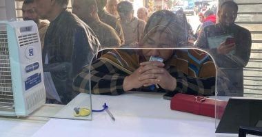 تكدس المواطنين فى المحافظات لبيع الدولار بمكاتب الصرافة.. صور