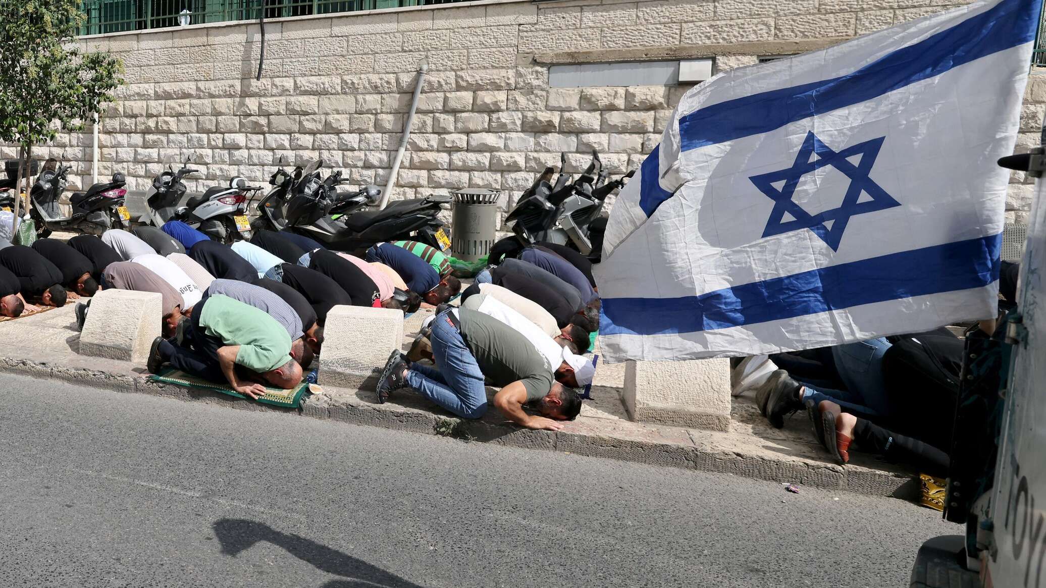 إسرائيل تضع حواجز حديدية على بوابات للمسجد الأقصى