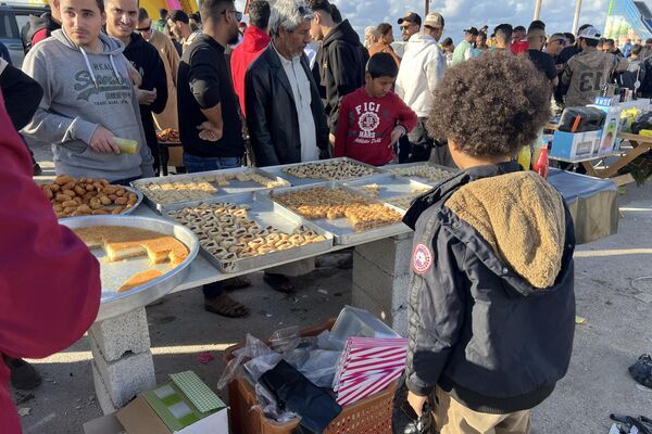 سوق "الحوت" عادة رمضانية ثابتة في مدينة بنغازي الليبية... صور