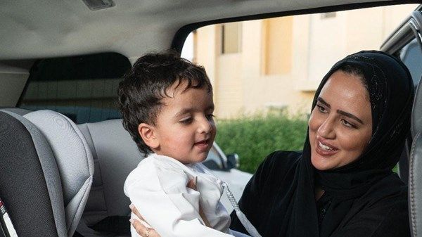 أبوظبي للصحة العامة يطلق دليلين لسلامة الطفل في المركبات والمنزل