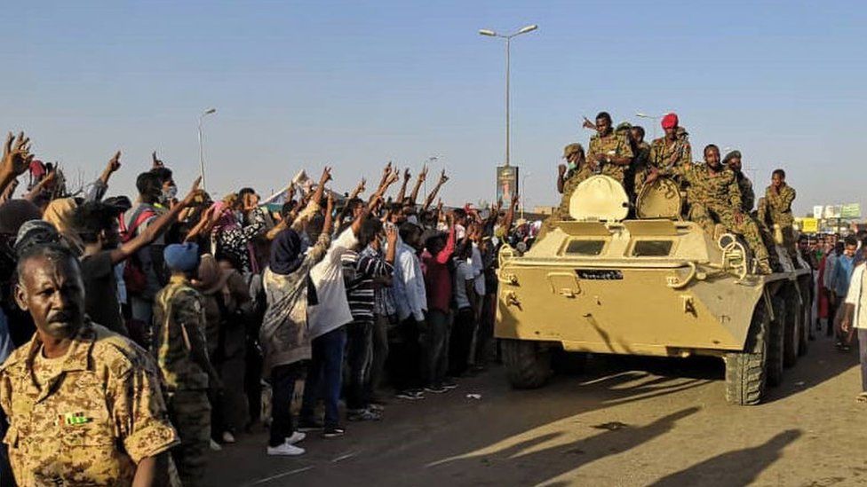 بالفيديو.. شاهد دموع السودانيون في الشارع بعد تحرير الجيش للإذاعة وعدد من أحياء بأم درمان وجندي بالجيش يعانق سيدة ويبكي معها بعد أن علم بالصدفة أن إبنتها استشهدت خلال الحرب
