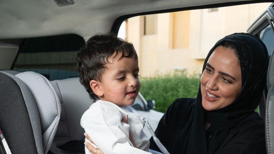 أبوظبي للصحة العامة يطلق دليلين لسلامة الطفل في المركبات والمنزل