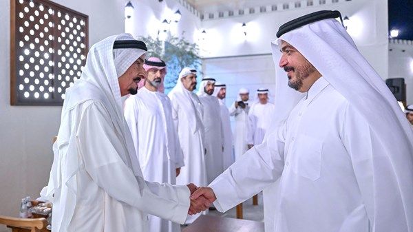 حاكم عجمان وولي عهده يواصلان استقبال المهنئين بشهر رمضان