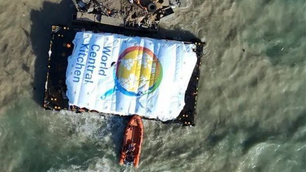 إفراغ أول سفينة مساعدات في غزة