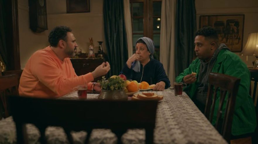 أكرم حسني يخسر عائلته بالتدريج في بابا جه الحلقة السادسة