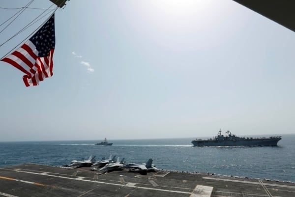 واشنطن بوست: إدارة بايدن تعمل على توسيع جهودها لوقف تهريب الأسلحة الإيرانية إلى الحوثيين في اليمن